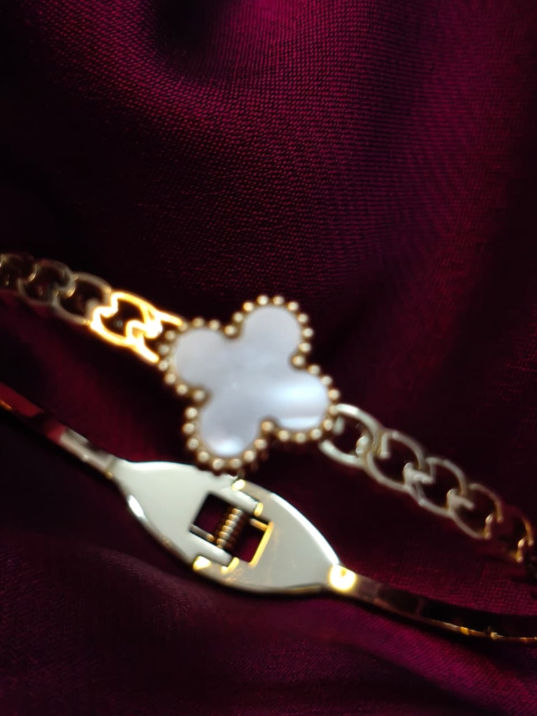 [flower cuff] Ivory Charm Cuff
